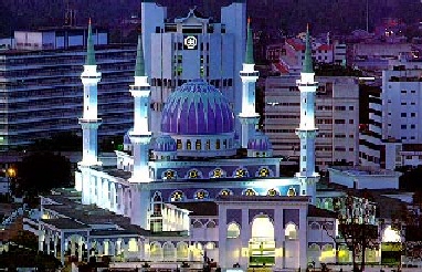 Masjid Negeri di waktu malam